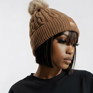 ALO YOGA CABLE KNIT POM BEANIE CAMEL BROWN WOMEN’S ONE SIZE LUXURY WINTER HAT